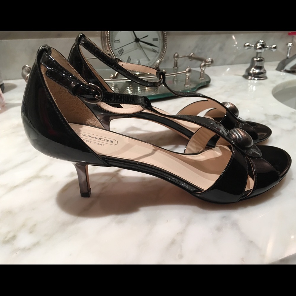 COACH BLACK PATENT SANDAL HEALS